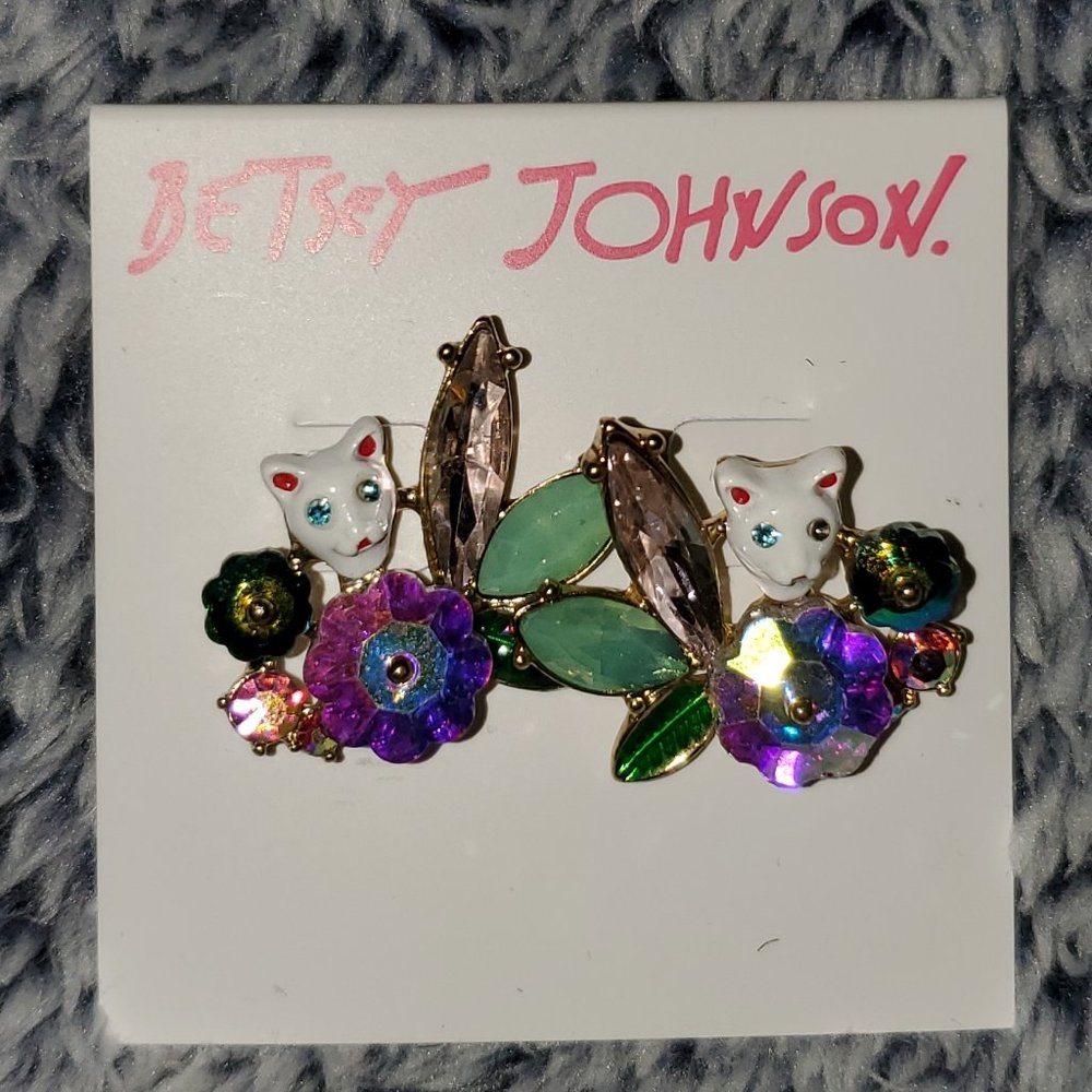 Betsey Johnson White Cat Flower Cluster Stud Earrings Gold Tone (NWT) - Picture 4 of 7